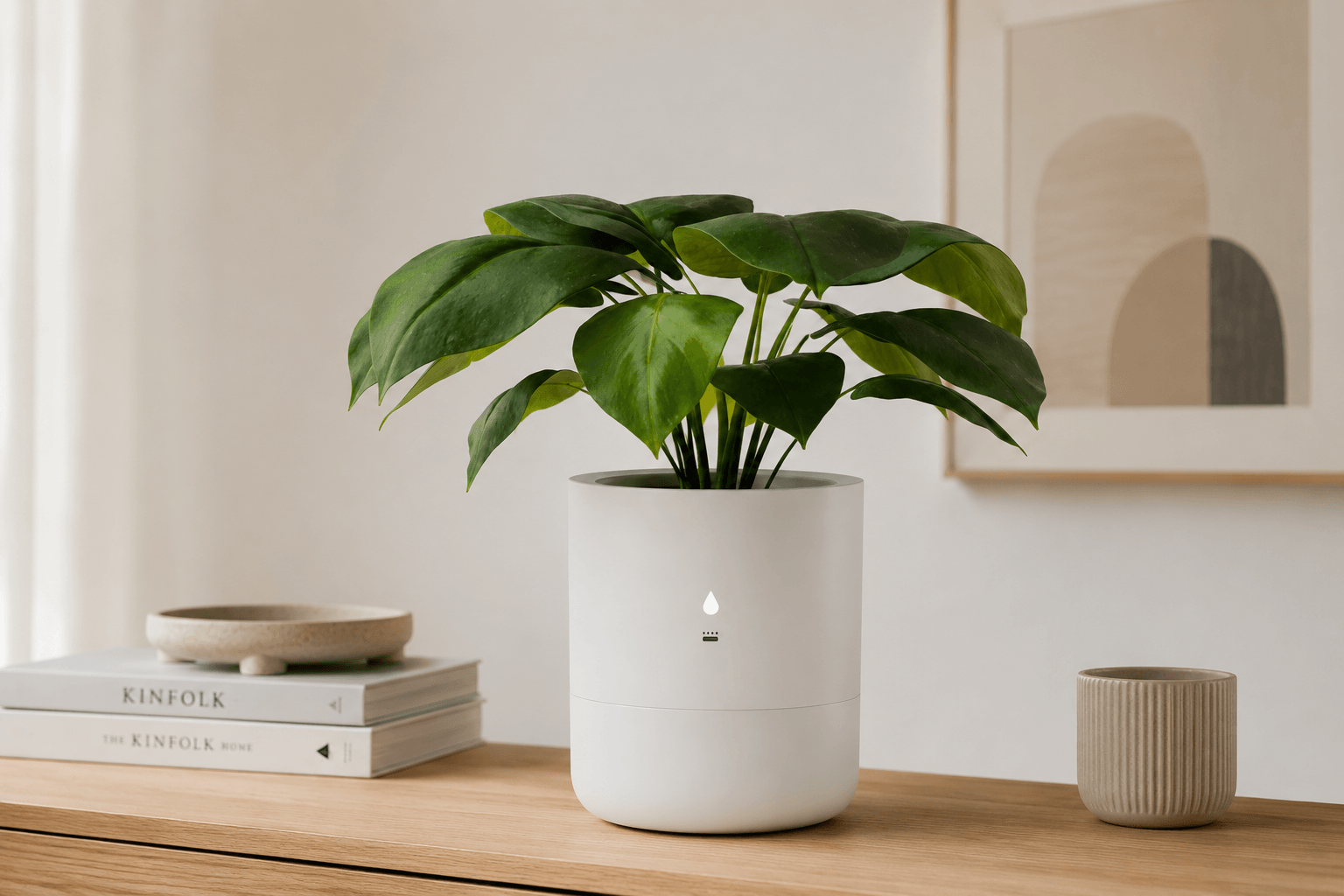 Macetero inteligente con sistema de autorriego automático para plantas de interior como Monstera.